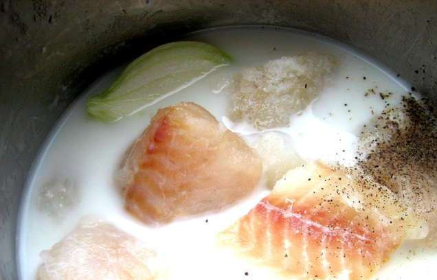 1. Этап. Рыба под соусом бешамель: 2. Отправляем рыбу вариться в воду с добавлением сливок или молока. Туда же отправляем луковицу и специи. После закипания солим и варим не более 5 минут на слабом огне.