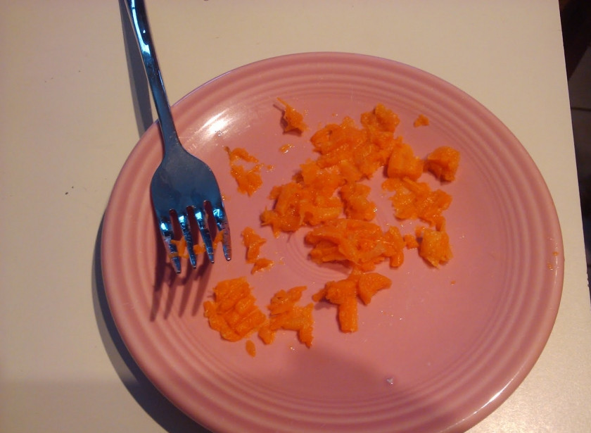 1. Этап. Омлет из желтков: 6. Морковь очистить и натереть на мелкой терке примерно четверть крупной или половину маленькой моркови.