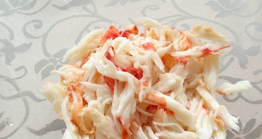 1. Этап. Салат с мясом краба: 2. Крабовое мясо разбираем на волокна, но не очень мелкие. Выкладываем поверх риса и смазываем немного майонезом.