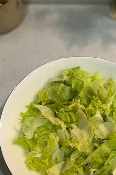 1. Этап. Салат Биг Мак: Салат Айсберг крупно нарезать, выложить в салатник