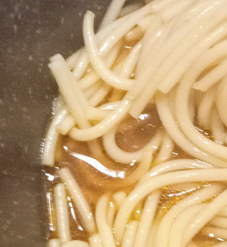 1. Этап. Спагетти со свежими помидорами: Приготовить спагетти в соответствии с инструкциями. Процедить. Маринад от томатов и томатные соки добавить к спагетти. Готовить до полного поглощения спагетти вновь образовавшимся томатным соусом.