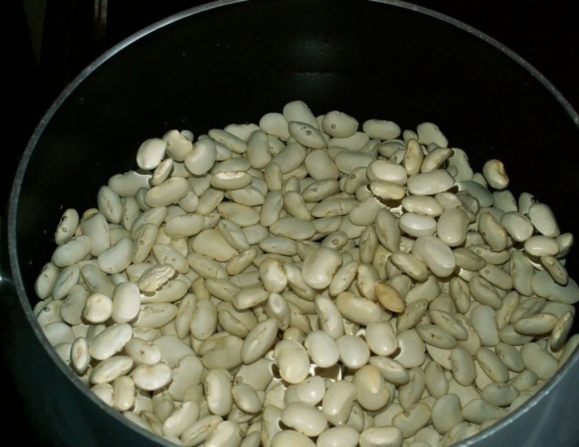 1. Этап. Фасоль консервированная на зиму: 1. Фасоль отварите до полуготовности. По желанию, фасоль можно (и даже нужно) предварительно замочить часов на 12.
