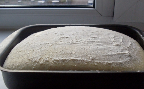 1. Этап. Хлеб с сухофруктами в духовке: Обминаем поднявшееся тесто и формируем хлебушек, поместив его в присыпанную мукой форму. Выпекаем в духовке 40 минут, температура — 200 градусов.