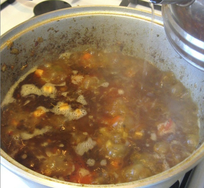 1. Этап. Лагман из свинины: 11. На последнем этапе нужно залить в сотейник горячую воду или бульон. Довести до кипения, накрыть крышкой и оставить тушить на среднем огне до готовности. За это время нужно сварить лапшу. Когда мясо и овощи проготовятся, лагман из свинины в домашних условиях готов. При подаче сначала выложить на тарелку лапшу, а затем залить все супом. При желании можно украсить свежей зеленью.