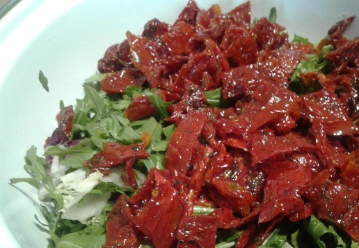 1. Этап. Салат Гурман из печени трески: Вяленые томаты открыть, у меня домашние в хорошем масле с солью и приправами. Выловить их и нарезать соломкой.