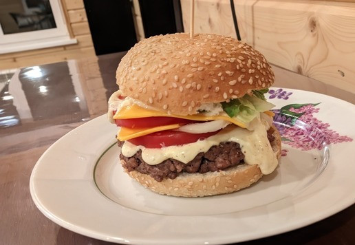 1. Этап. Биг тести: Режем овощи и булочки для бургеров, собираем всё вместе в вашем любимом порядке, главное не жалейте соуса, приятного аппетита!