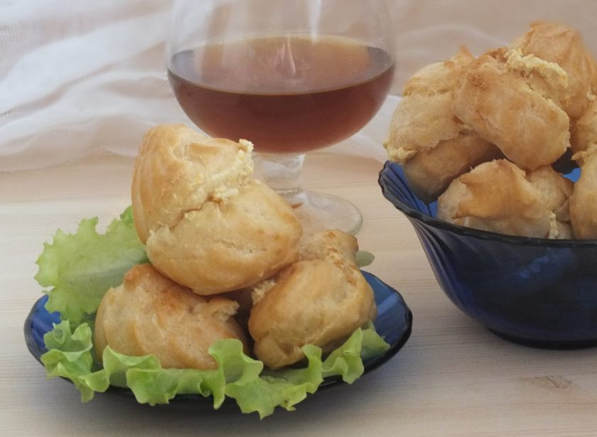 1. Этап. Профитроли с курицей: Профитроли с курицей готовы для подачи на стол. Приятного аппетита!