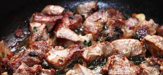 1. Этап. Баранина тушеная с капустой: 1. Займемся бараниной, ее необходимо промыть и крупно порезать. Придадим ей более насыщенный аромат, для этого обжарим ее на сковороде, смазанной оливковым маслом на большом огне 5-10 минут.