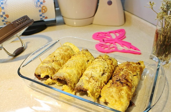 1. Этап. Бризоль в духовке: То же самое проделываем с оставшимися шариками из фарша, на каждый шарик по одному яйцу. Готовые рулеты выкладываем в форму для запекания.