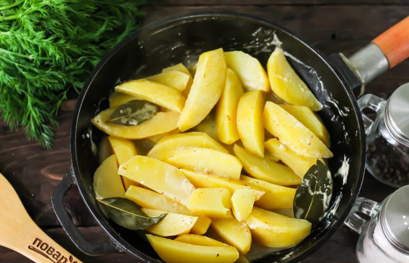 1. Этап. Маринованный картофель: Готовый картофель будет неимоверно нежным на вкус, ароматным и аппетитным.