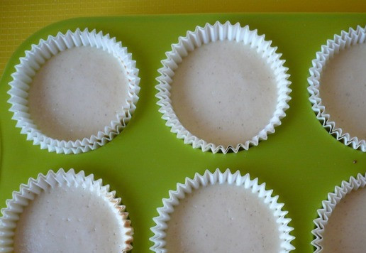 1. Этап. Творожный десерт: Дайте десерту полностью остыть при комнатной температуре, не вынимая его из формы.