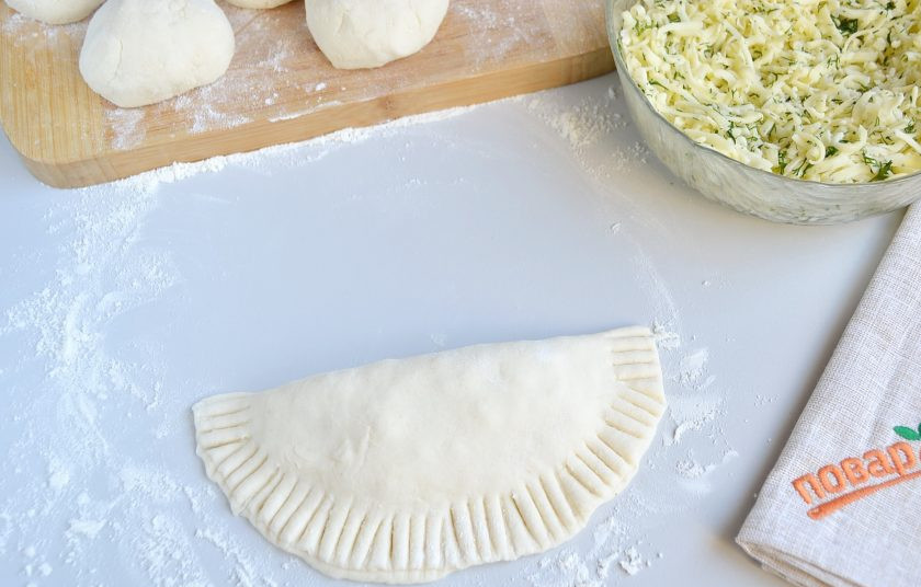 1. Этап. Вкусные кутабы с сыром и зеленью: 8. Накройте тестом начинку, вилочкой защипните край.