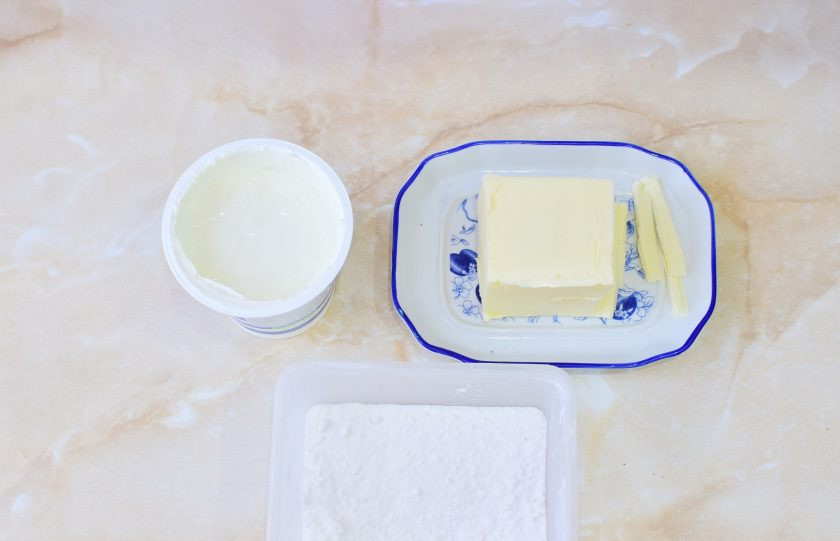 1. Этап. Сметанно-масляный крем для медовика: Для приготовления крема подготовьте необходимые ингредиенты. Сливочное масло заранее достаньте из холодильника и оставьте полежать при комнатной температуре, чтобы оно стало мягкое.