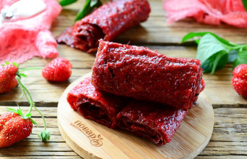 1. Этап. Клубничная пастила: Готовую пастилу порежьте на полоски шириной 5-7 см. Снимите пергамент и сверните пастилу в рулетики.