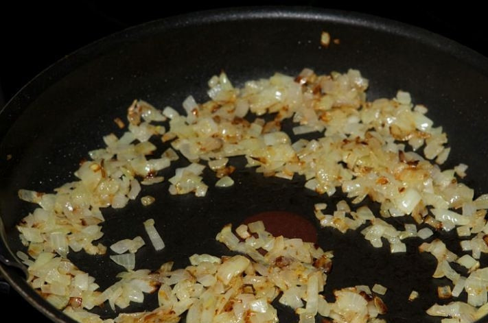 1. Этап. Суп из крапивы и щавеля: Обжарьте лук до золотистого цвета, а тем временем забросьте вариться порезанный картофель в бульон.