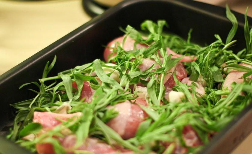 1. Этап. Сливочная курица с тархуном: Сверху прикидываем курицу мытыми листьями тархуна.