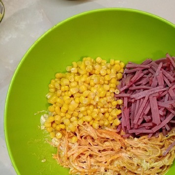 1. Этап. Салат Острые ощущения: Из банки с кукурузой слить жидкость. Затем в глубокой миске смешать все ингредиенты.