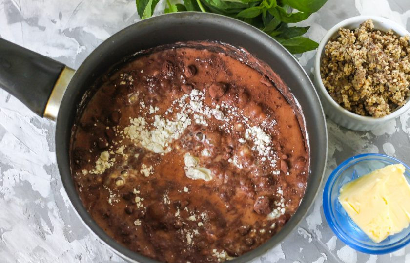 1. Этап. Домашняя паста Нутелла: Влейте холодное молоко и аккуратно все перемешайте. Не вмешивайте - какао все равно не растворится в холодной жидкости.