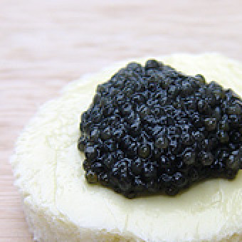 1. Этап. Бутерброд с черной икрой: Самый простой способ подать черную икру- хлеб намазать маслом и положить ложечку икры.