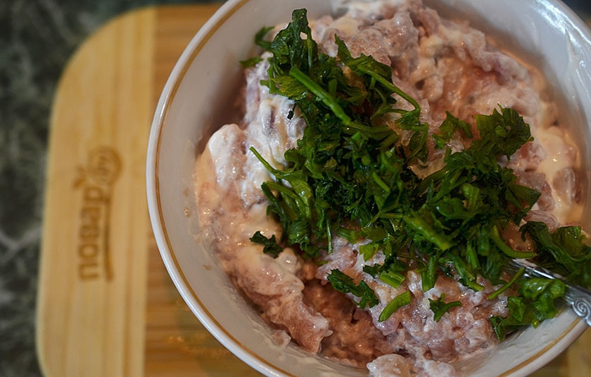 1. Этап. Котлеты Яйцо в шубке: 4. Добавьте нарезанную капусту и зелень, хорошо перемешайте.