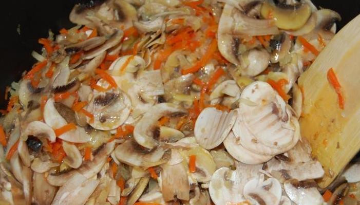 1. Этап. Постная гречка с грибами: 4. Затем добавляем к ним грибы (я беру шампиньоны) и чеснок. Жарим, постоянно помешивая. Не забывает также посолить и приправить по вкусу.