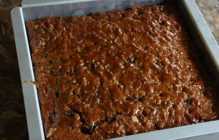 1. Этап. Пирог из пшенной каши: 9. Вылейте лимонно-медовый сироп и оставьте на 10-15 минут.