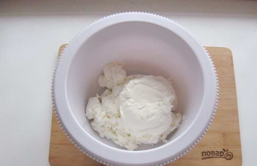 1. Этап. Сметанно-творожный крем для торта: Добавьте сметану.