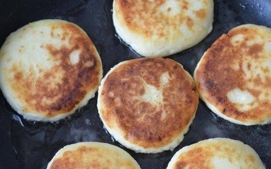 1. Этап. Идеальные сырники: Жарить до золотистого цвета.