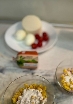 1. Этап. Салат Лёгкость: Второй слой - консервированная кукуруза и йогуртовая заправка