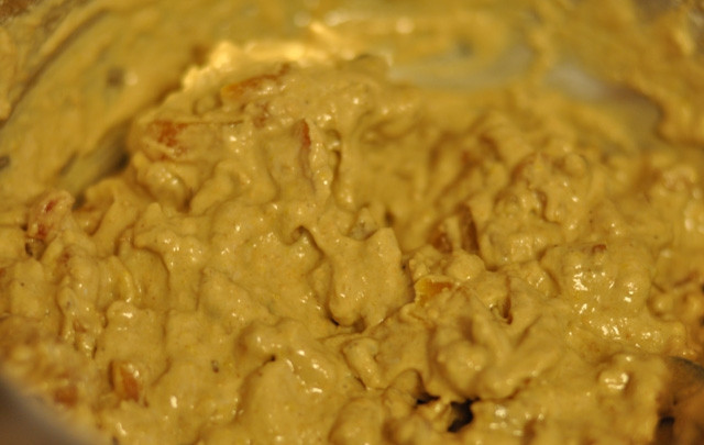 1. Этап. Мазурка: Соединить сухофрукты и орехи с тестом. Все хорошенько перемешать. Влить тесто в приготовленную форму и поставить запекаться на 40 минут при 180 °С.