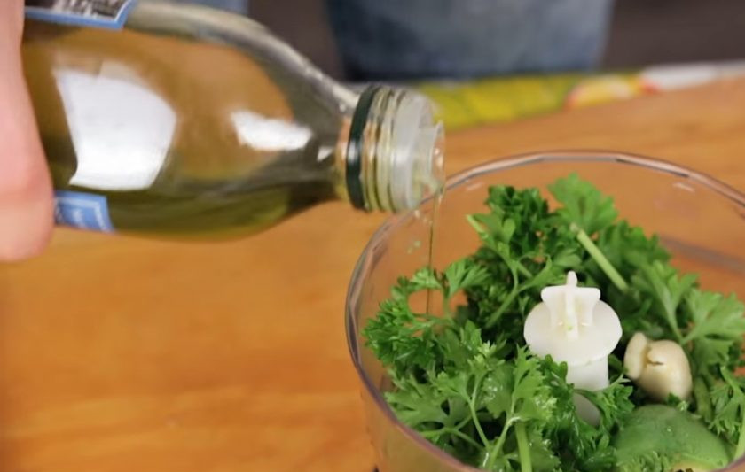 1. Этап. Легкий салат с кешью и чудо-соусом: 2. Мякоть авокадо выложите в блендер, добавьте фисташки, петрушку, крупный зубчик чеснока, сок лимона, оливковое масло, воду, острый перец и посолите. Хорошо перебейте все в блендере до однородного состояния.