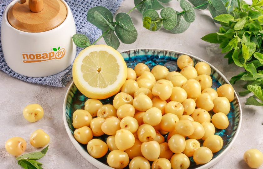 1. Этап. Джем из желтой черешни: Расчет ингредиентов указан на емкость 400 мл. Подготовьте указанные ингредиенты. Так как черешня практически безвкусная, то обязательно добавляйте при варке ванильный сахар или молотую корицу по вкусу.