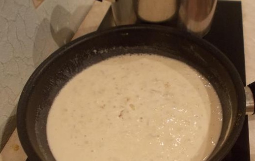 1. Этап. Налим в сметане: Лук нарежьте полукольцами или кусочками поменьше, отправьте на сковороду, где жарилась рыба, и готовьте до золотистости, затем влейте сметану, посолите. Тушите соус, пока сметана не закипит.