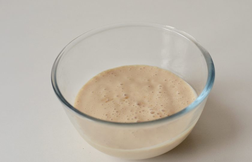 1. Этап. Финские ржаные лепешки: Взбейте йогурт вместе с растительным маслом и сиропом.