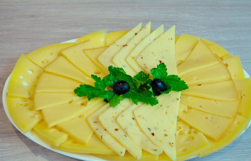 1. Этап. Сырная нарезка к вину: Уложите кусочки сыра кругами, создавая законченный и лаконичный вид.