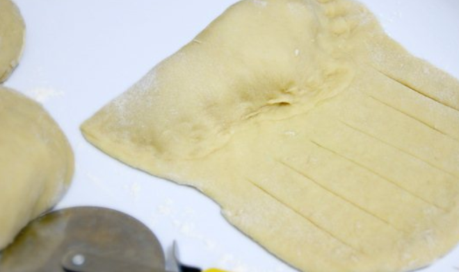 1. Этап. Булочки с кремом Патисьер: Накрываем крем верхним краем теста, слегка прижимаем. Нижний край теста режем полосочками.
