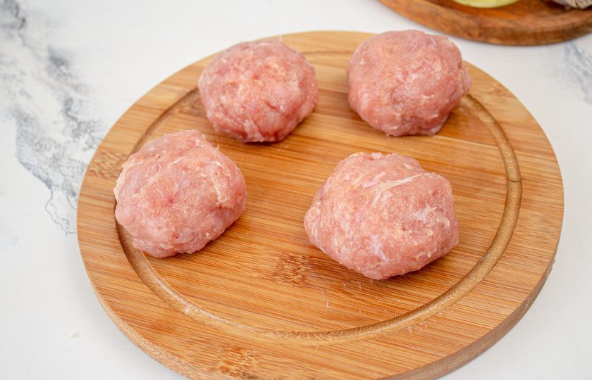 1. Этап. Куриные котлеты с сыром в мультиварке: Поднимите края и сформируйте котлету.