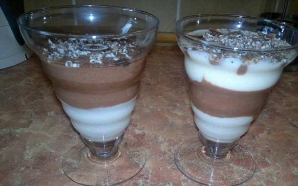 1. Этап. Желе из сметаны и какао: Затем вынимаем формы и наливаем второй слой, снова помещаем в холодильник уже на несколько часов. При желании вы можете сделать гораздо больше слое, но в этом случае у вас уйдет больше времени, так как каждый слой необходимо остужать в холодильнике 10 минут. Готовое желе украшаем стружками шоколада и подаем на стол.