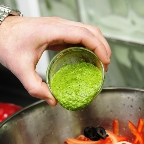 1. Этап. Легкий салат: Добавляем соус песто (покупной или приготовленный собственноручно) и кедровые орешки.