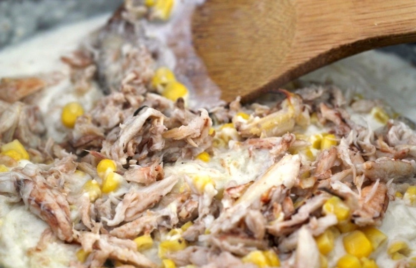 1. Этап. Крабовые крокеты: Теперь добавляем молоко и сливки, приправляем солью и перцем. Перемешиваем и даем соусу немного загустеть. Далее нужно добавить кукурузу и крабовое мясо и хорошо перемешать. Через 1-2 минуты снимаем сковороду с огня.