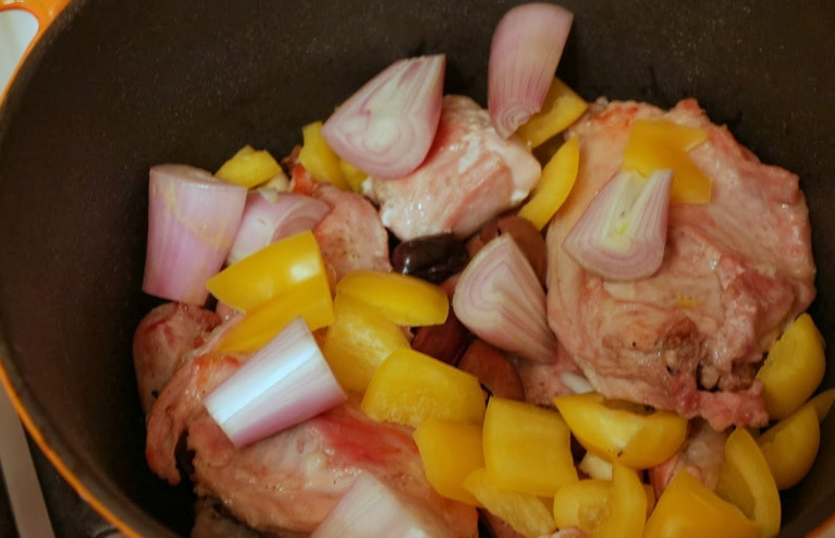 1. Этап. Рагу в казане: Отварите картофель до полуготовности в казане. Параллельно обжарьте кролика на сковороде. Слейте воду с картошки, переложите все ингредиенты в казан. На дно кладите картофель, морковь, лук, перец, чеснок. Сверху — кролика и влейте масло, на котором его жарили. Казан прогреваем, все перемешиваем. Вливаем красное вино и даем ему полностью испарится, добавляем консервированные томаты. Солим, перчим и накрываем крышкой. Тушим на медленном огне полчаса.