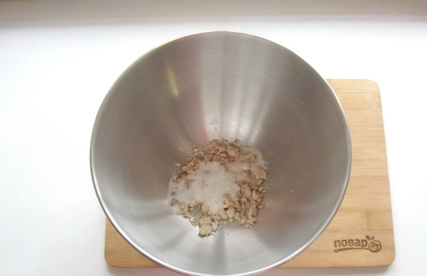 1. Этап. Тесто для пиццы дрожжевое: В миску или в чашу миксера выложите дрожжи, соль и сахар.