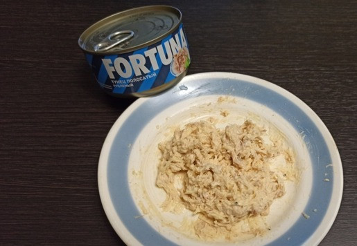 1. Этап. Фаршированные яйца Глаз дракона: Перемешать. Для одного яйца этого много, паштет остался.