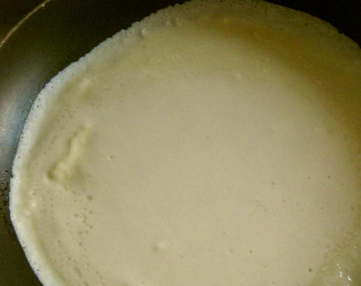 1. Этап. Блинный торт с медом: Разогреваем сковородку или несколько (для быстроты). На раскаленную сковороду выливаем половник жидкого блинного теста, распределяя его по всей железной поверхности. Когда появятся пузырьки и края начнут подрумяниваться, переворачиваем блин на другую сторону.