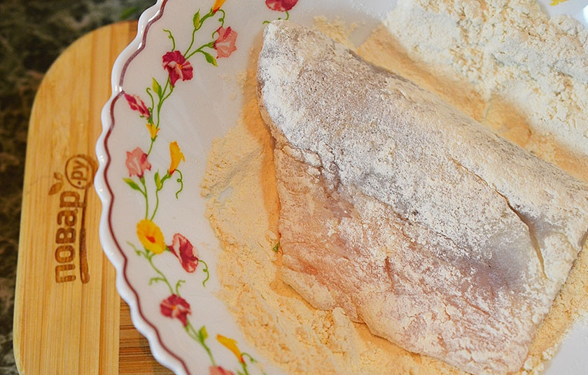 1. Этап. Тилапия Milanese: 4. Сначала рыбное филе обваляйте в муке, смешанной с солью и перцем.