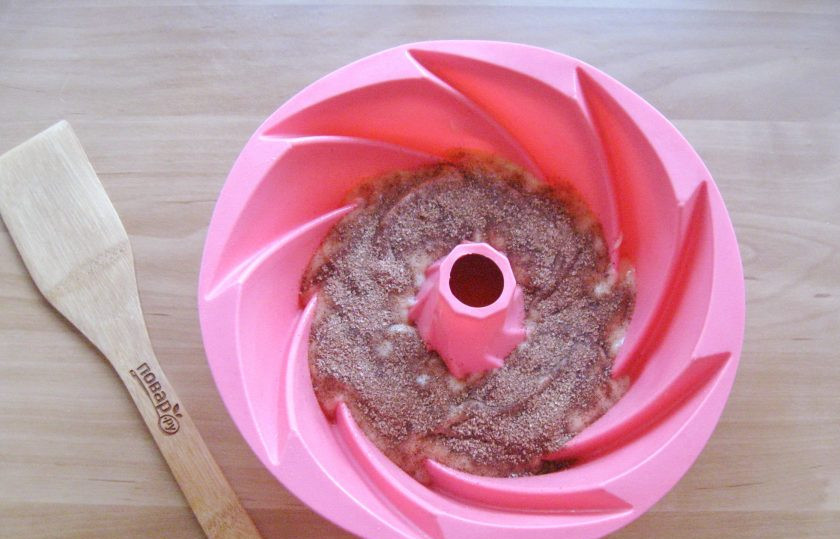 1. Этап. Кекс на кефире с корицей: Корицу смешайте с сахаром и посыпьте тесто.