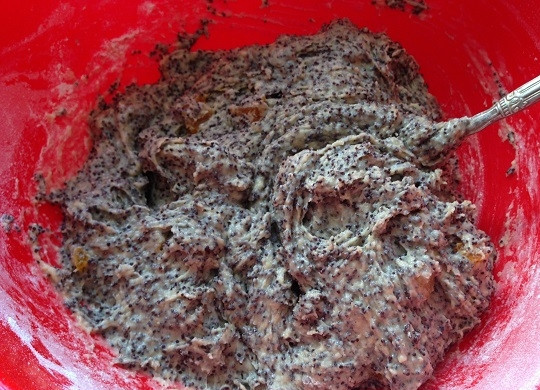 1. Этап. Маковые кексики с курагой: 7. Вот какое тесто получается, оно довольно густое.