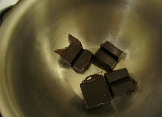 1. Этап. Конфеты: 6. В миску выложите шоколад и растопите его на водяной бане или в микроволновой печи, не перегрейте шоколад, чтобы он не горчил, регулярно помешивайте лопаткой.