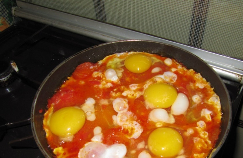 1. Этап. Яичница израильская: 3. К помидорам, когда они уже будут готовы, добавим паприку, и наверх разбиваем яйца. Солим и перчим по вкусу.