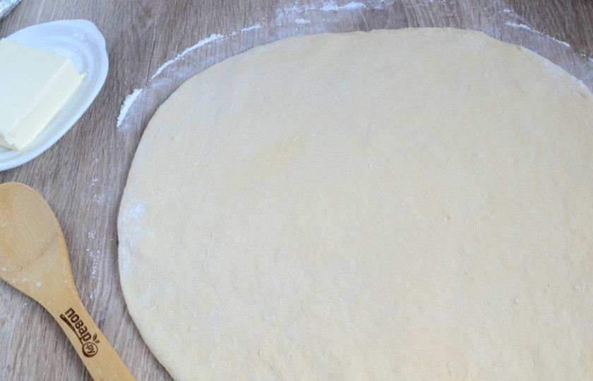 1. Этап. Булочки Синнабон (правильный рецепт 100%): Тесто получилось просто идеальное: гладкое и пышное! Раскатайте его в большой пласт толщиной примерно 6-7 мм.